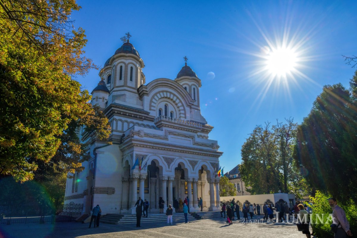 Osemintele Episcopului Nifon Niculescu au fost așezate în cripta ctitoriei sale 185490
