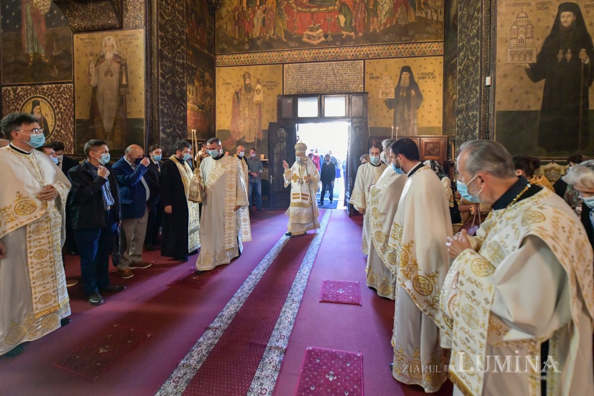 Osemintele Episcopului Nifon Niculescu au fost așezate în cripta ctitoriei sale 185494