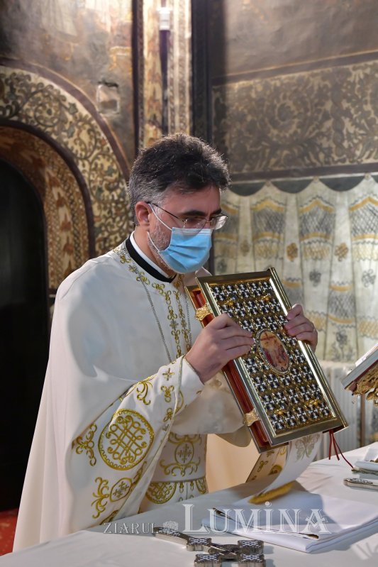 Osemintele Episcopului Nifon Niculescu au fost așezate în cripta ctitoriei sale 185497