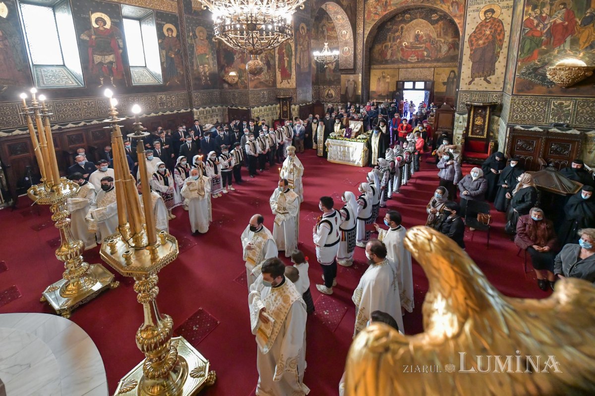 Osemintele Episcopului Nifon Niculescu au fost așezate în cripta ctitoriei sale 185499