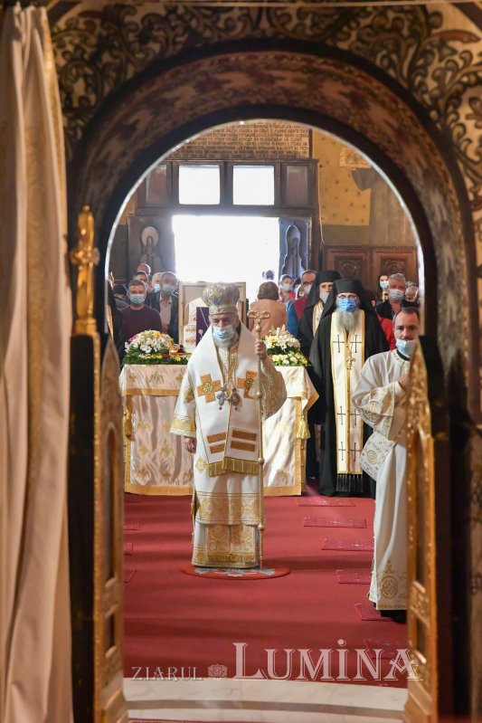 Osemintele Episcopului Nifon Niculescu au fost așezate în cripta ctitoriei sale 185500