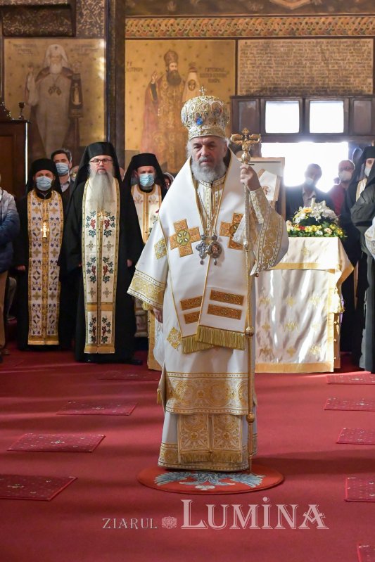 Osemintele Episcopului Nifon Niculescu au fost așezate în cripta ctitoriei sale 185505