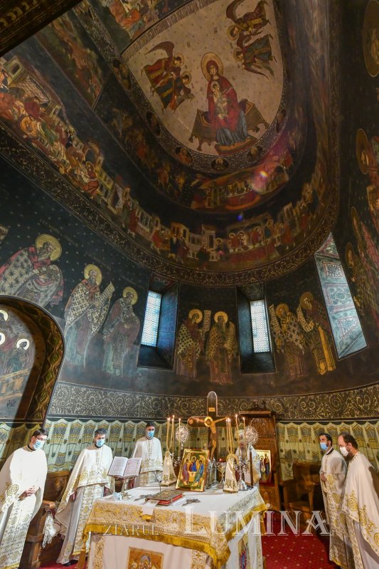 Osemintele Episcopului Nifon Niculescu au fost așezate în cripta ctitoriei sale 185507