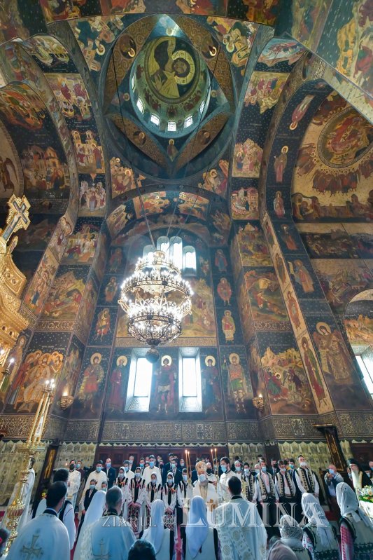 Osemintele Episcopului Nifon Niculescu au fost așezate în cripta ctitoriei sale 185508