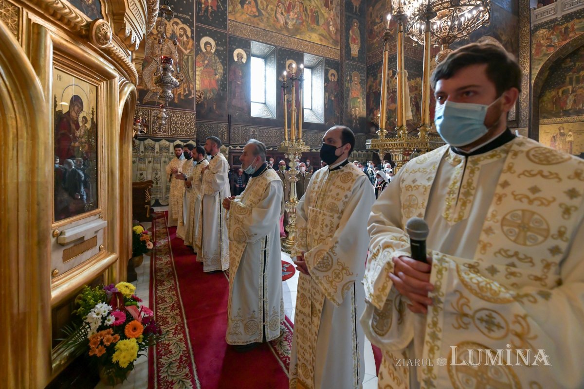 Osemintele Episcopului Nifon Niculescu au fost așezate în cripta ctitoriei sale 185533