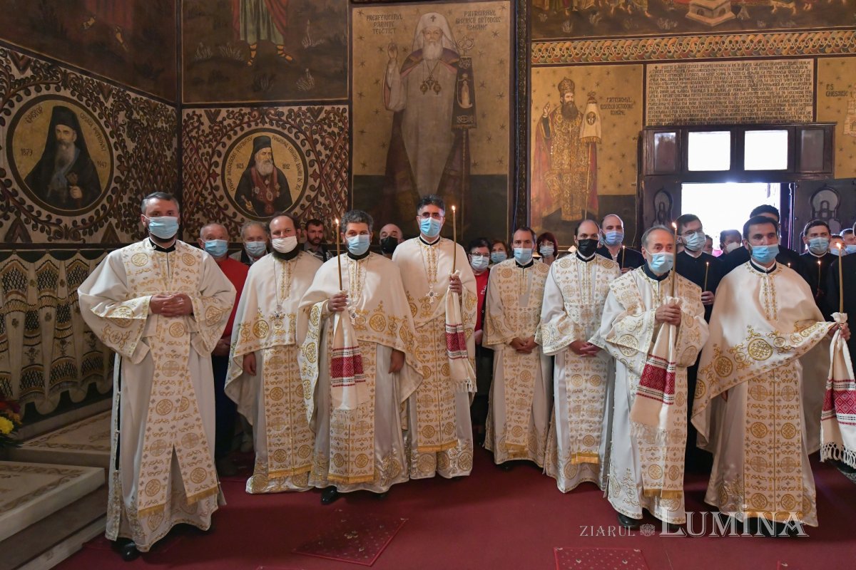 Osemintele Episcopului Nifon Niculescu au fost așezate în cripta ctitoriei sale 185535