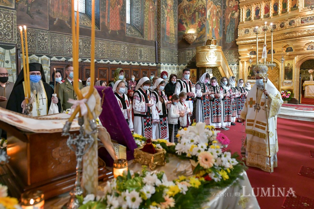 Osemintele Episcopului Nifon Niculescu au fost așezate în cripta ctitoriei sale 185536