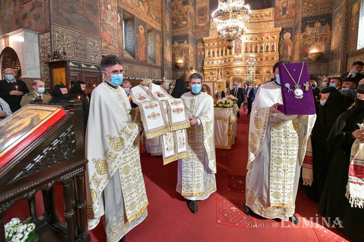 Osemintele Episcopului Nifon Niculescu au fost așezate în cripta ctitoriei sale 185540