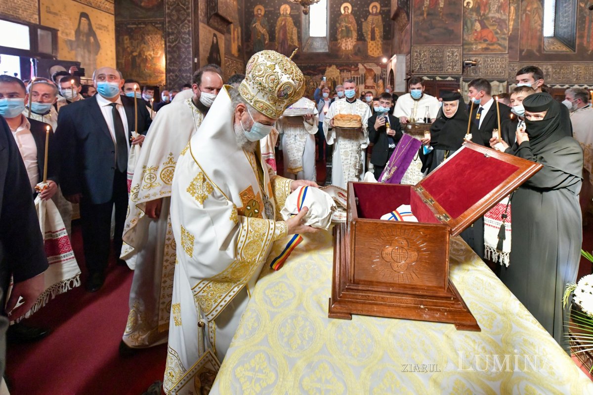 Osemintele Episcopului Nifon Niculescu au fost așezate în cripta ctitoriei sale 185541