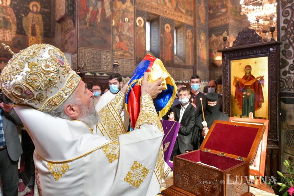 Osemintele Episcopului Nifon Niculescu au fost așezate în cripta ctitoriei sale 185545