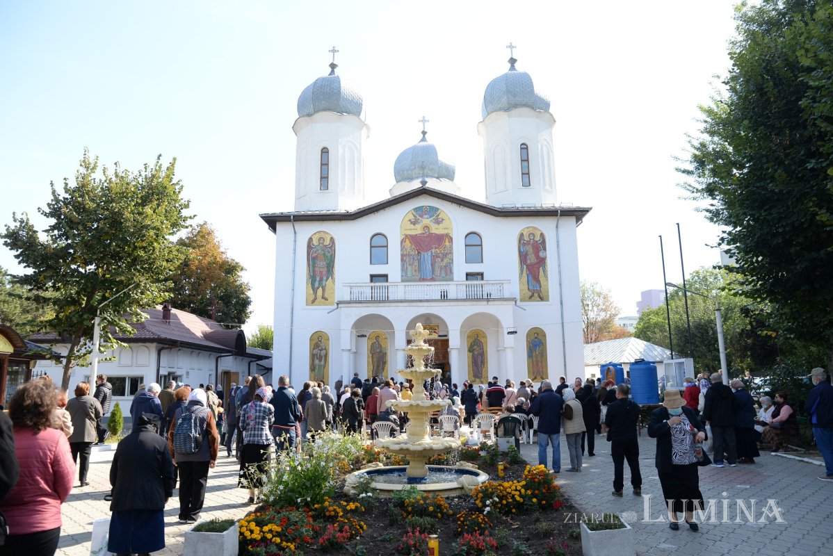 Hramul parohiei bucureștene „Acoperământul Maicii Domnului” din Titan 186362