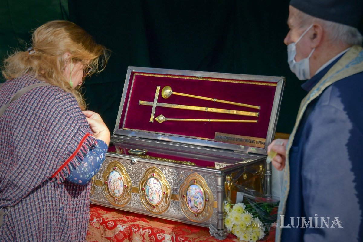 Sfântul Sfinţit Mucenic Ciprian, sărbătorit la Biserica Zlătari din Bucureşti 186577