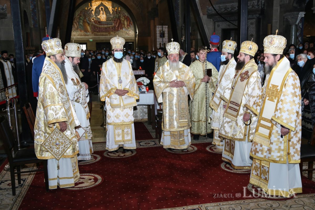 Ultimul drum pământesc al Preasfinţitului Părinte Vasile Flueraş 187776