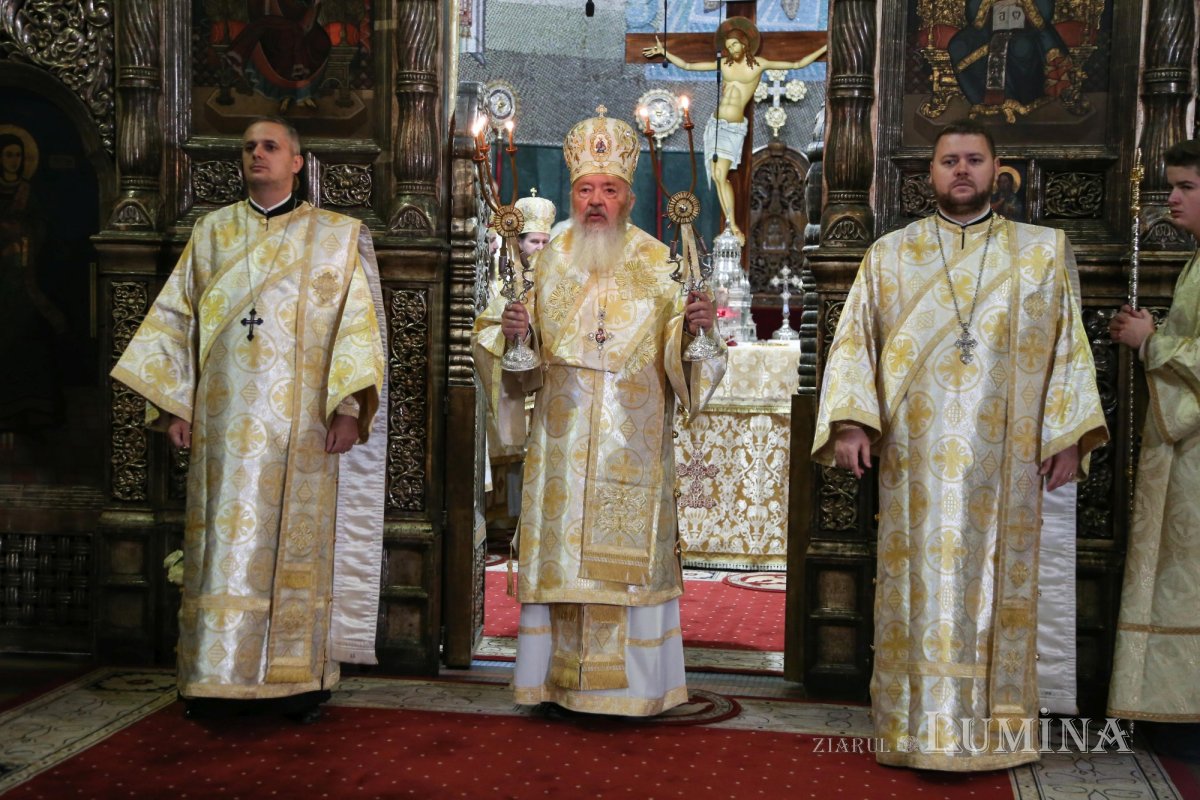 Ultimul drum pământesc al Preasfinţitului Părinte Vasile Flueraş 187778