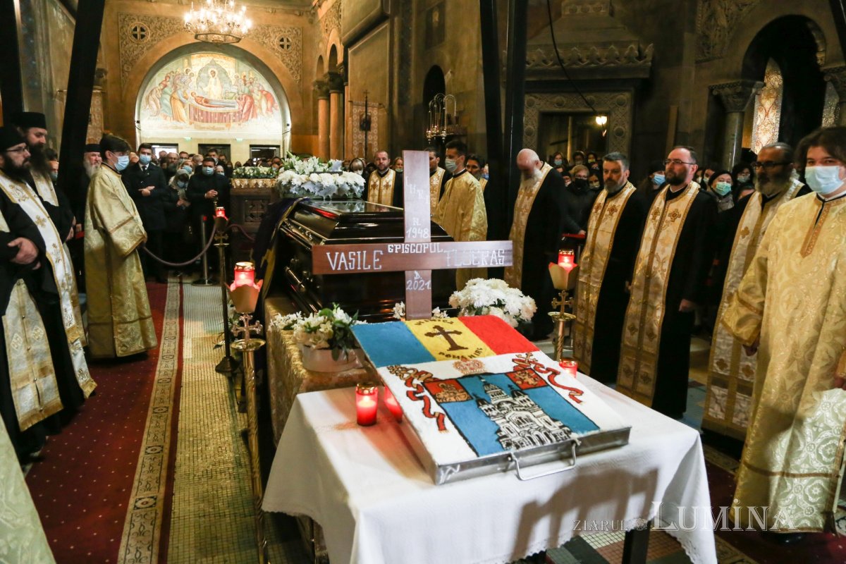 Ultimul drum pământesc al Preasfinţitului Părinte Vasile Flueraş 187779