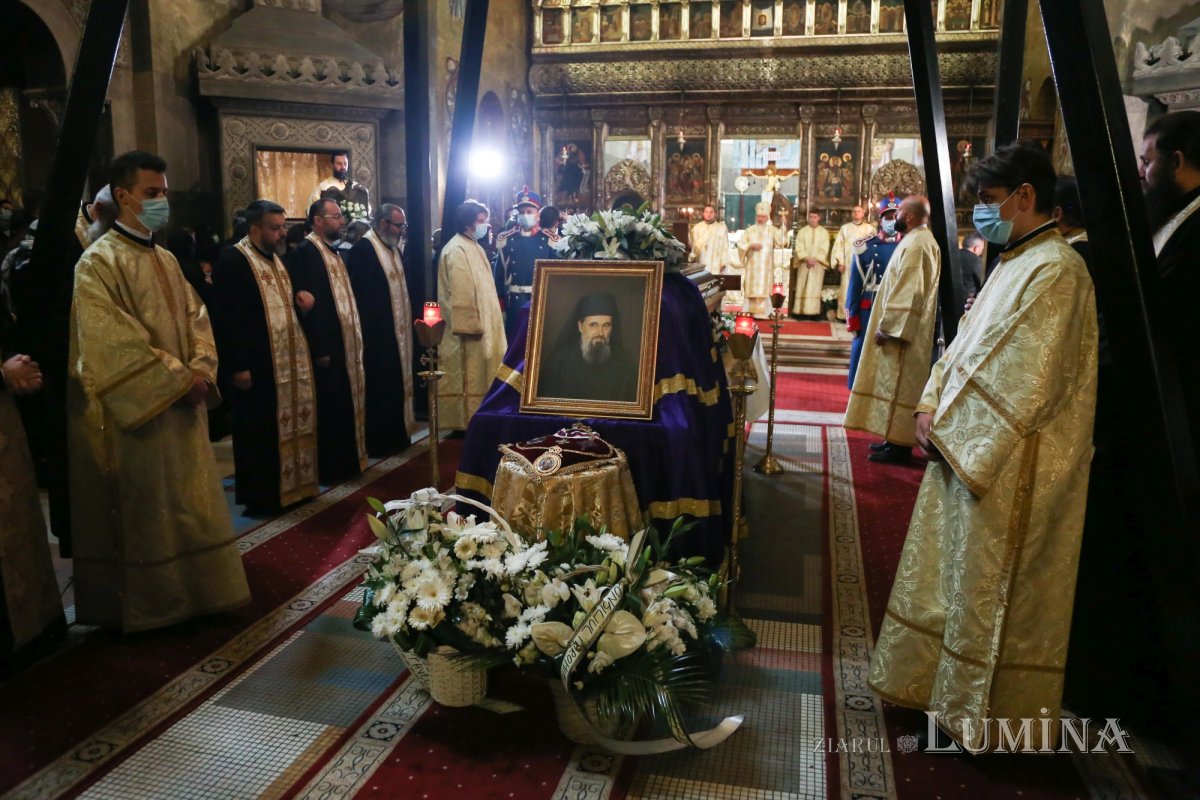 Ultimul drum pământesc al Preasfinţitului Părinte Vasile Flueraş 187780