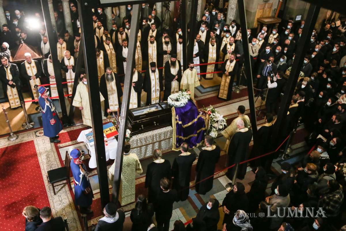 Ultimul drum pământesc al Preasfinţitului Părinte Vasile Flueraş 187782