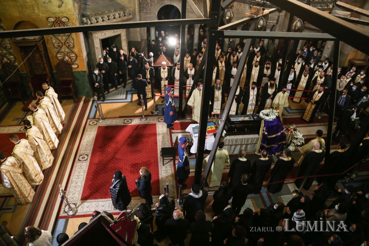 Ultimul drum pământesc al Preasfinţitului Părinte Vasile Flueraş 187783