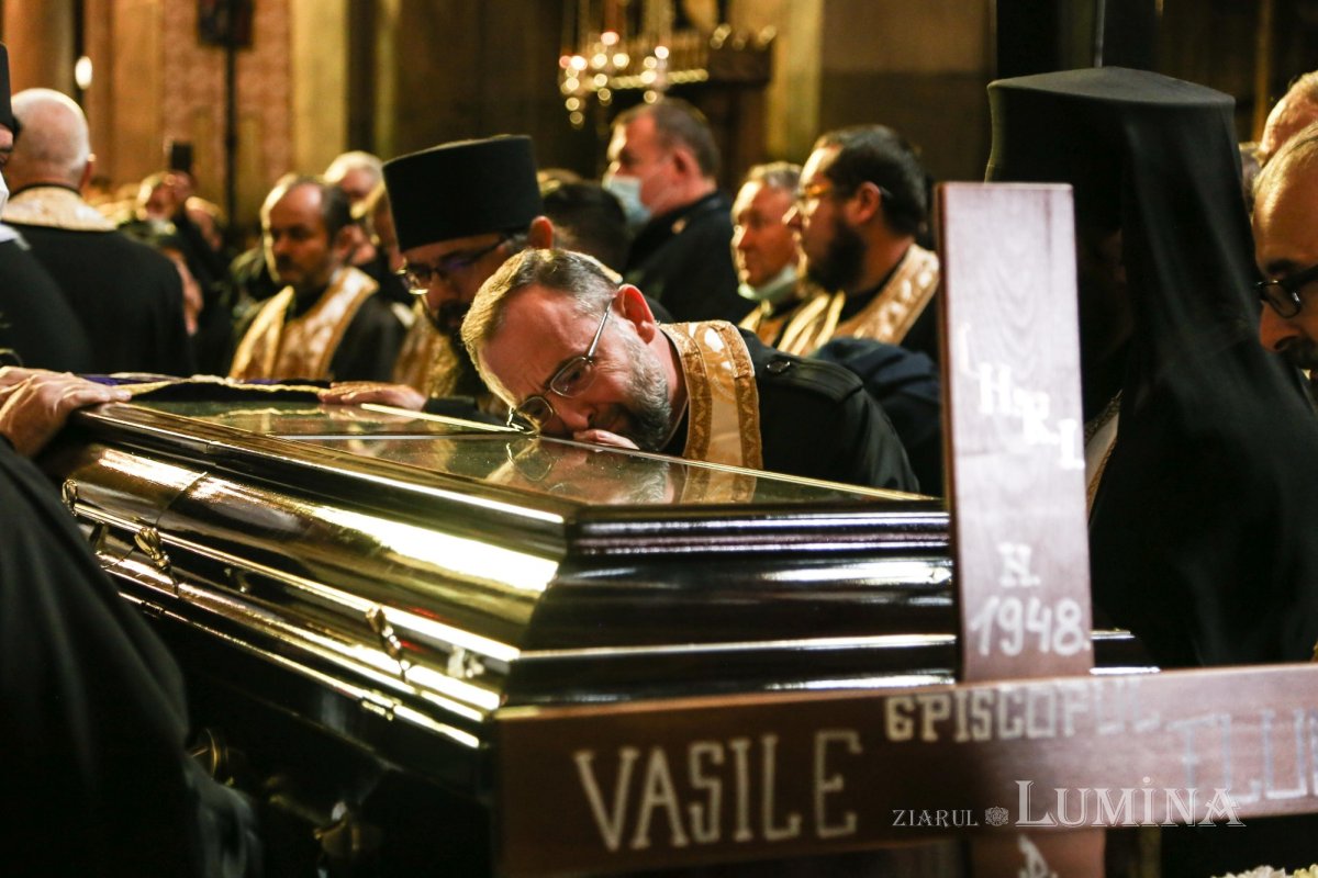 Ultimul drum pământesc al Preasfinţitului Părinte Vasile Flueraş 187784