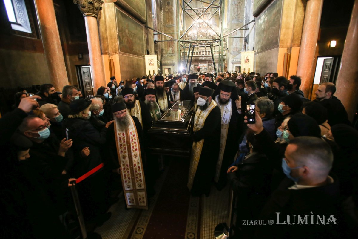 Ultimul drum pământesc al Preasfinţitului Părinte Vasile Flueraş 187786