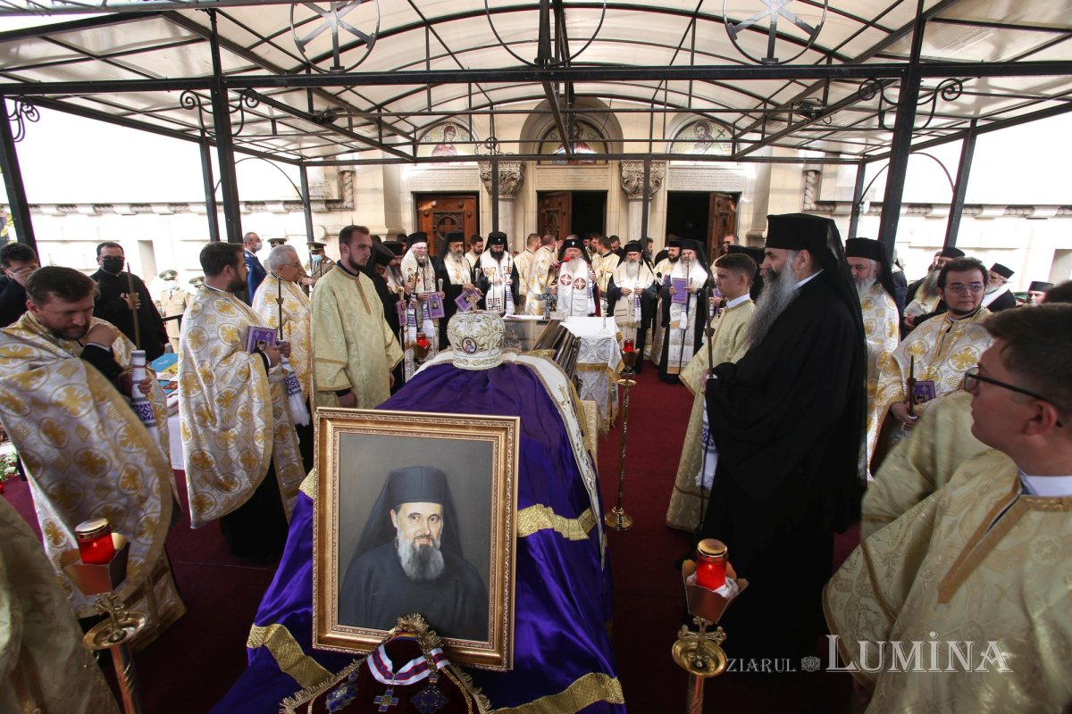 Ultimul drum pământesc al Preasfinţitului Părinte Vasile Flueraş 187787