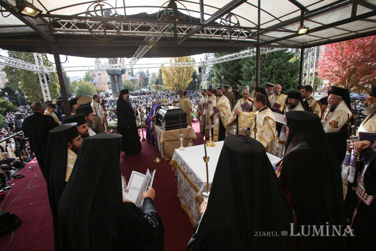 Ultimul drum pământesc al Preasfinţitului Părinte Vasile Flueraş 187788