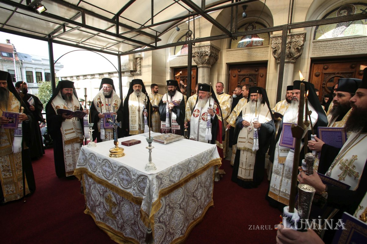 Ultimul drum pământesc al Preasfinţitului Părinte Vasile Flueraş 187789