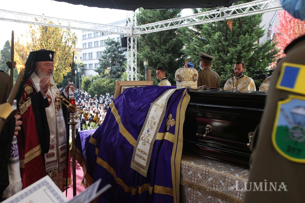 Ultimul drum pământesc al Preasfinţitului Părinte Vasile Flueraş 187790