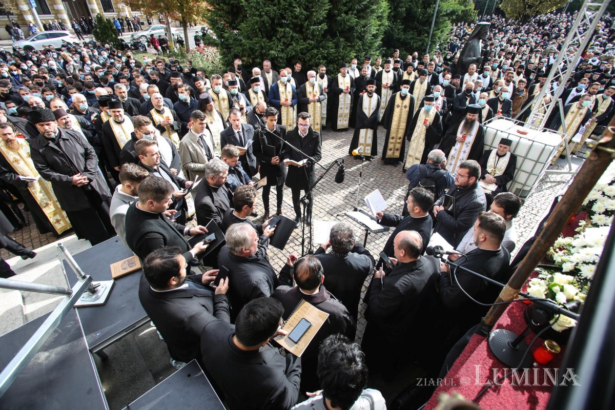 Ultimul drum pământesc al Preasfinţitului Părinte Vasile Flueraş 187791