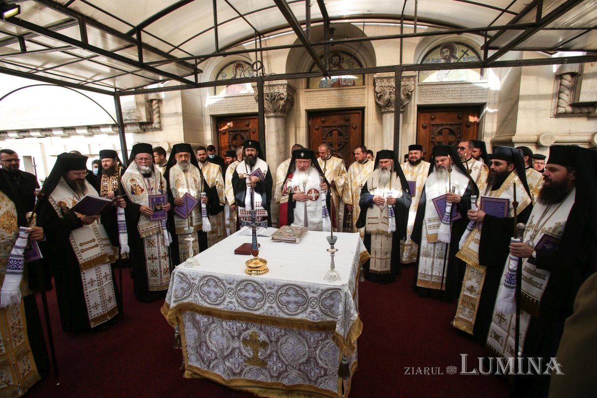 Ultimul drum pământesc al Preasfinţitului Părinte Vasile Flueraş 187792