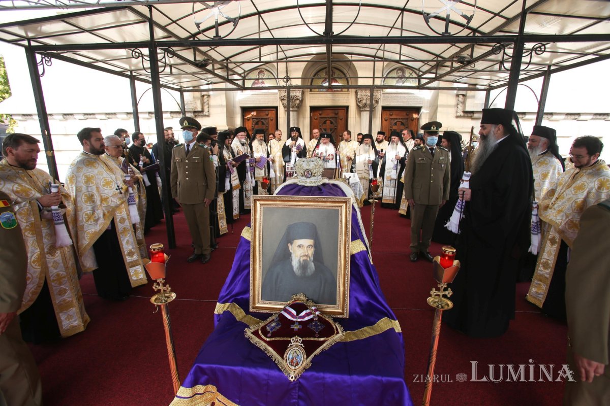 Ultimul drum pământesc al Preasfinţitului Părinte Vasile Flueraş 187793