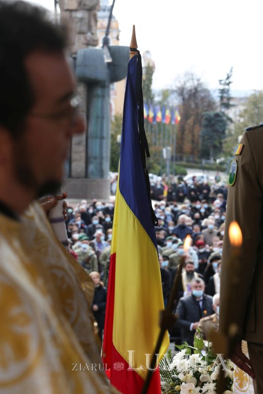Ultimul drum pământesc al Preasfinţitului Părinte Vasile Flueraş 187794