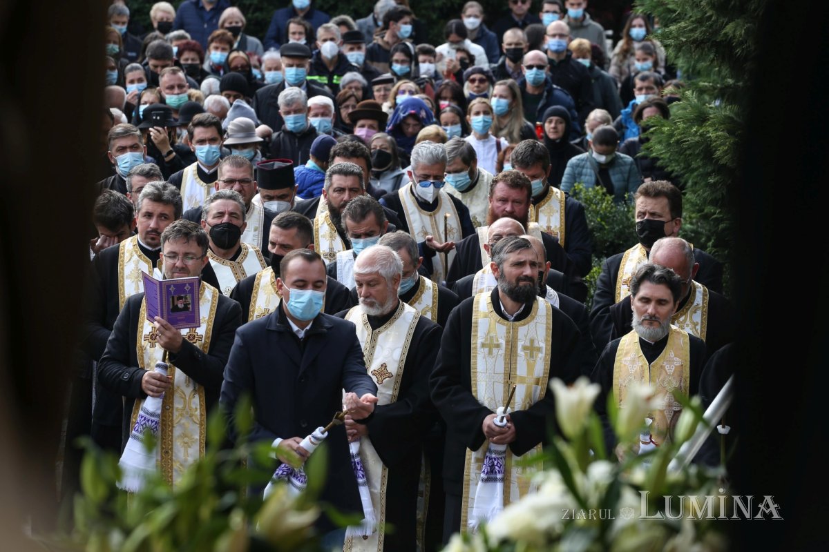 Ultimul drum pământesc al Preasfinţitului Părinte Vasile Flueraş 187795