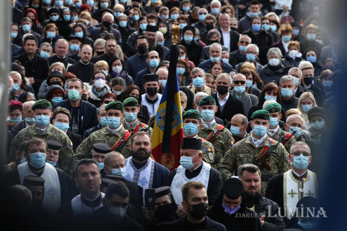 Ultimul drum pământesc al Preasfinţitului Părinte Vasile Flueraş 187796