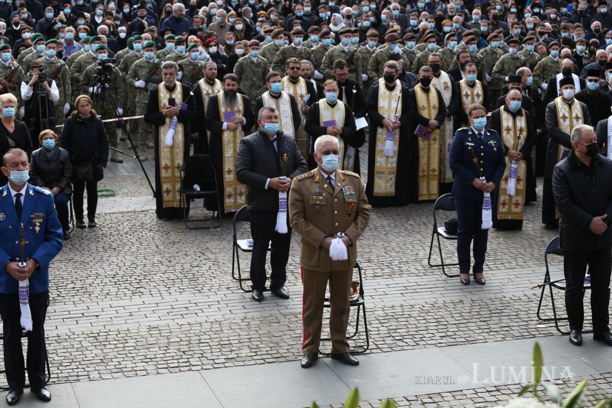 Ultimul drum pământesc al Preasfinţitului Părinte Vasile Flueraş 187797