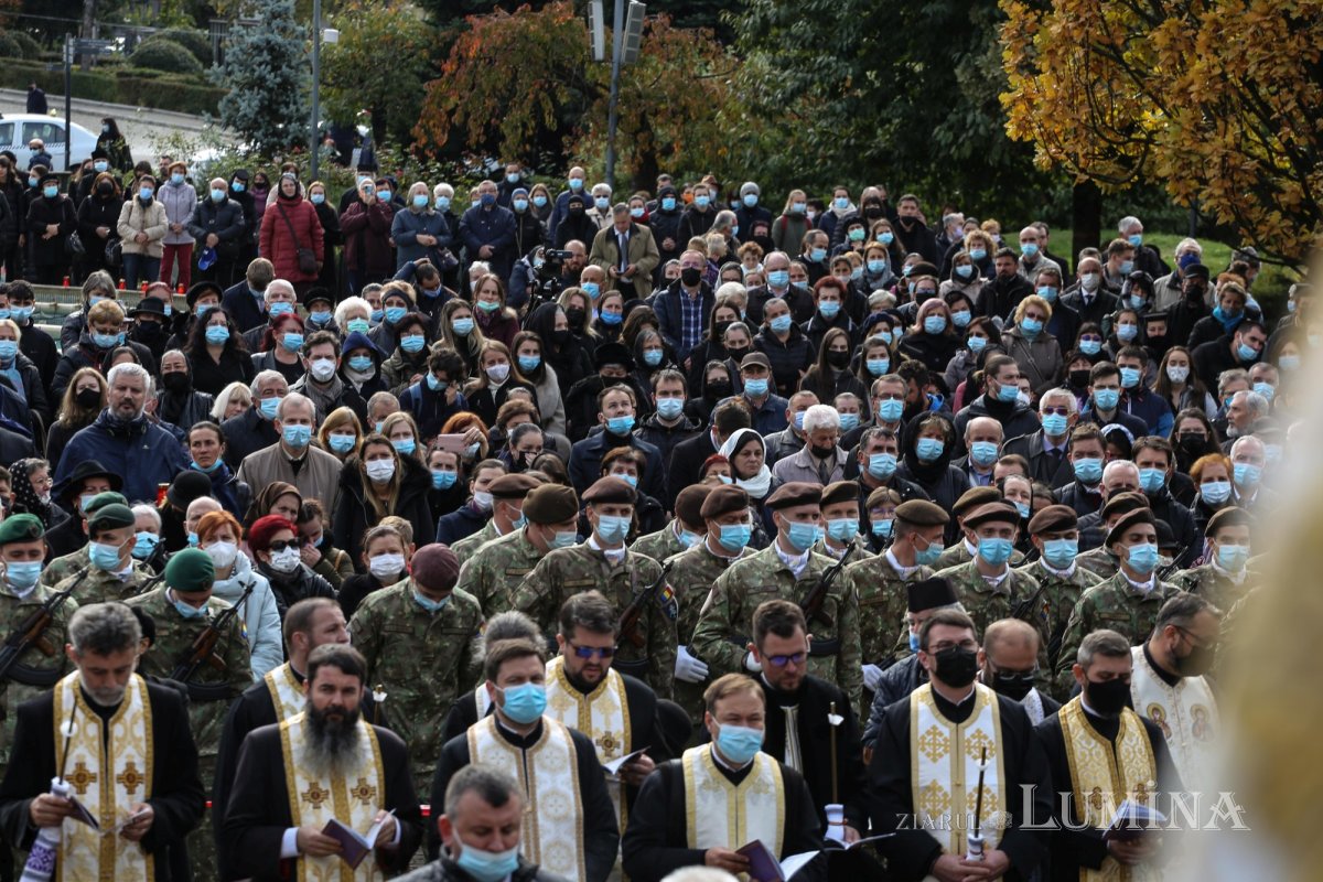 Ultimul drum pământesc al Preasfinţitului Părinte Vasile Flueraş 187798