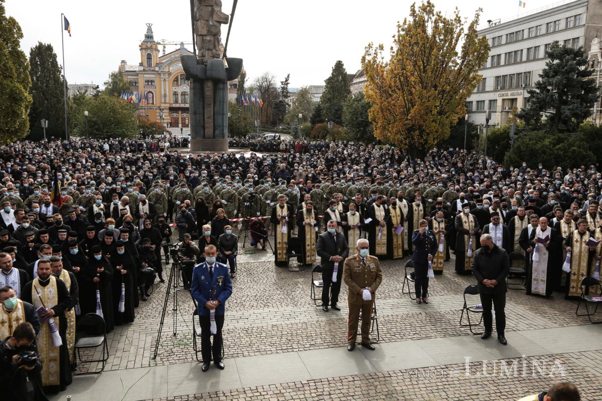 Ultimul drum pământesc al Preasfinţitului Părinte Vasile Flueraş 187799