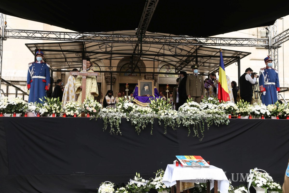 Ultimul drum pământesc al Preasfinţitului Părinte Vasile Flueraş 187800