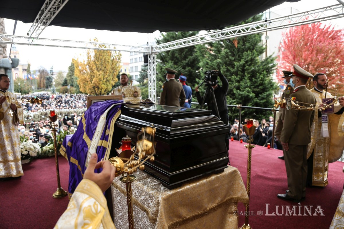 Ultimul drum pământesc al Preasfinţitului Părinte Vasile Flueraş 187808