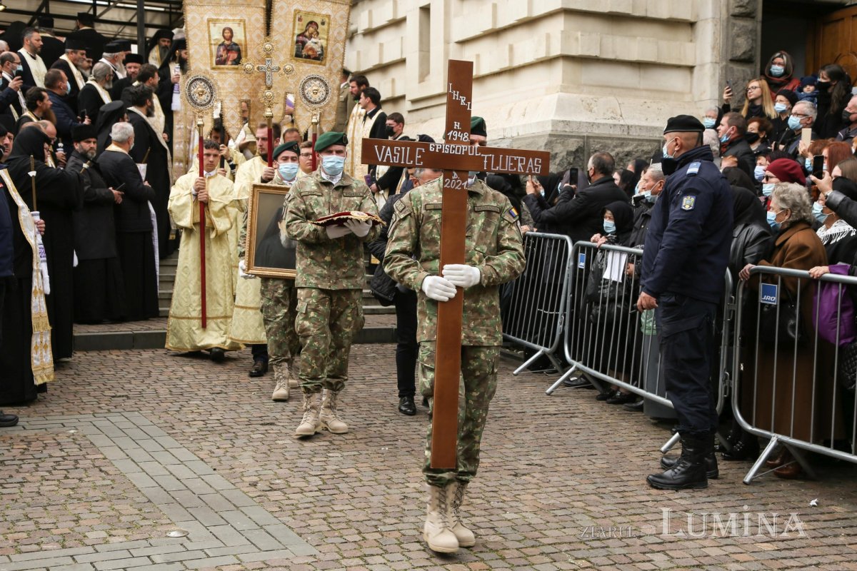 Ultimul drum pământesc al Preasfinţitului Părinte Vasile Flueraş 187809