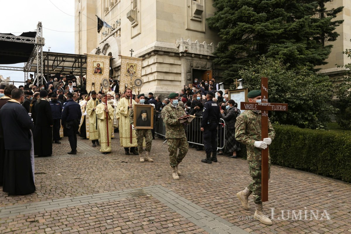 Ultimul drum pământesc al Preasfinţitului Părinte Vasile Flueraş 187810