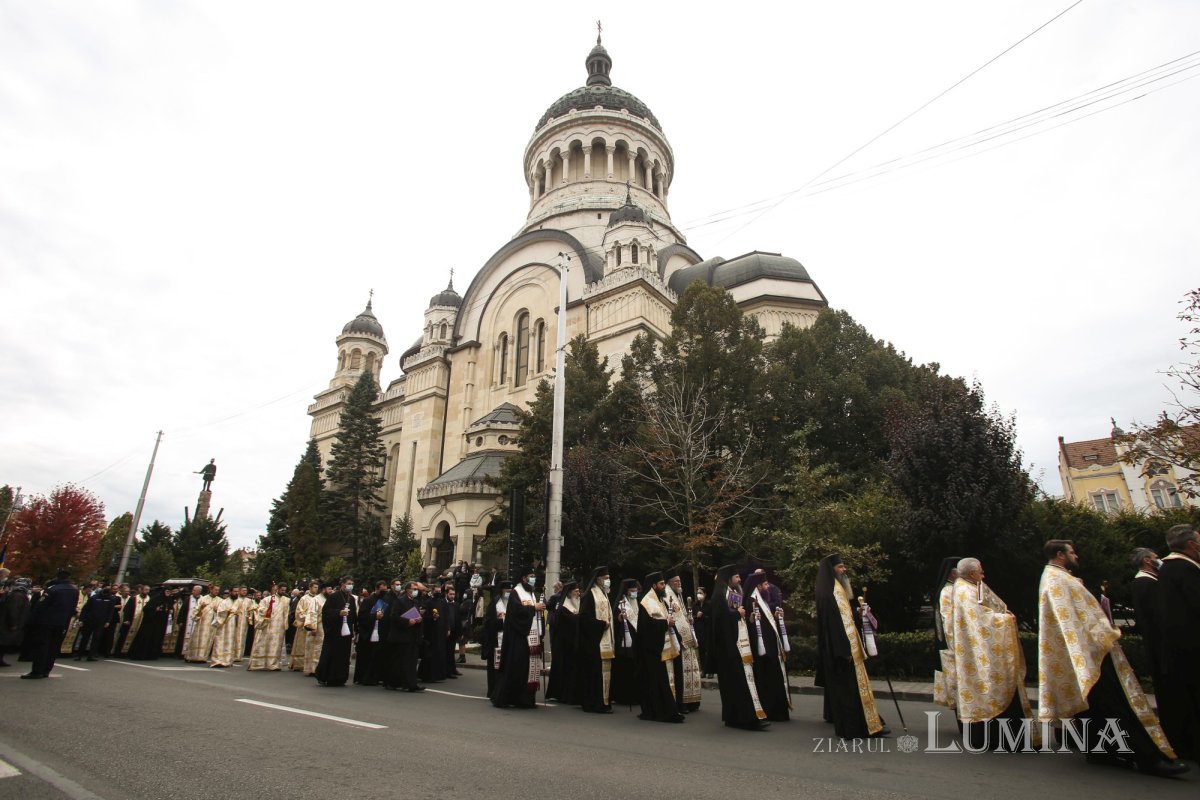 Ultimul drum pământesc al Preasfinţitului Părinte Vasile Flueraş 187814