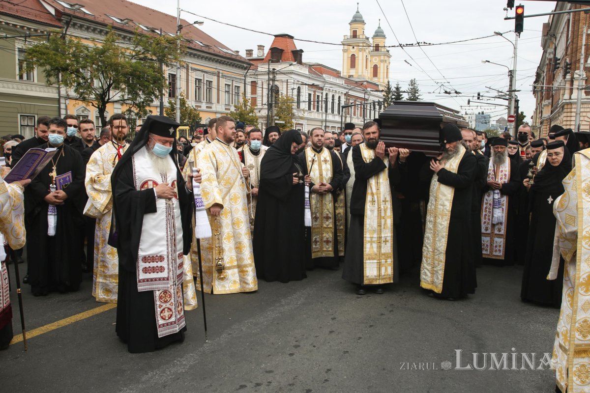 Ultimul drum pământesc al Preasfinţitului Părinte Vasile Flueraş 187815