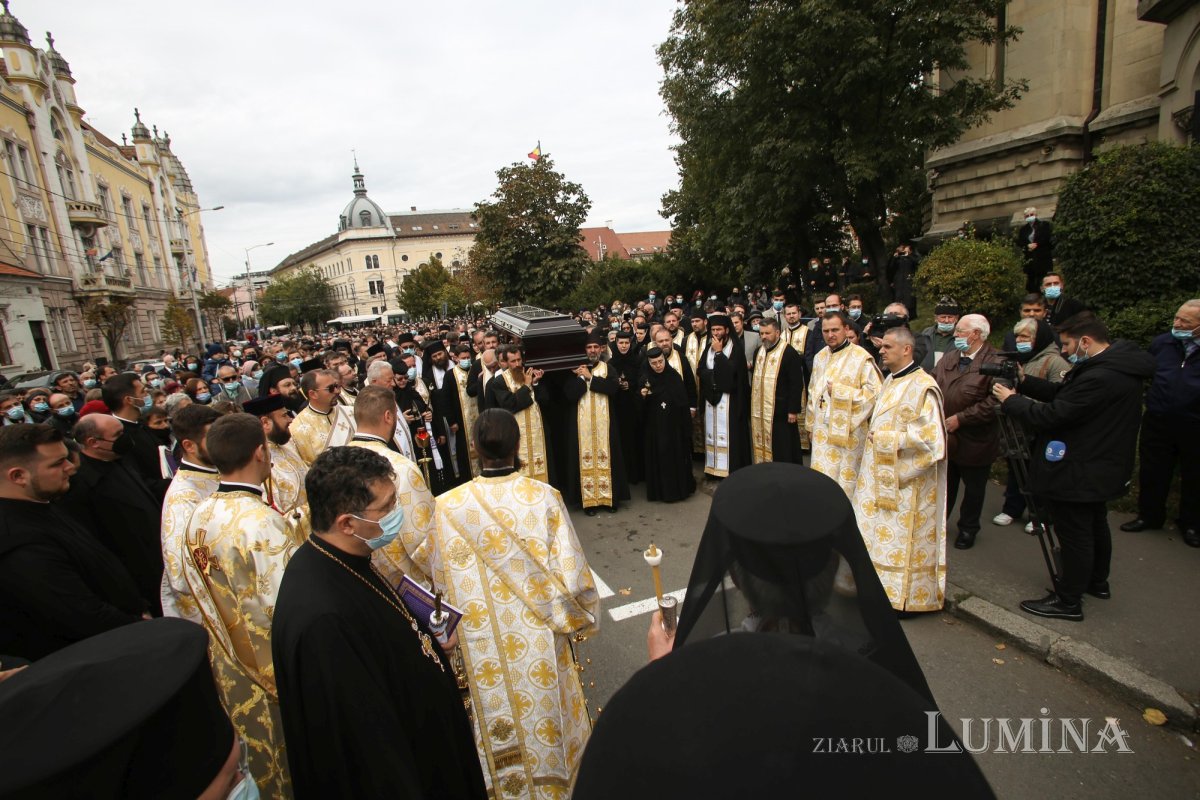 Ultimul drum pământesc al Preasfinţitului Părinte Vasile Flueraş 187816
