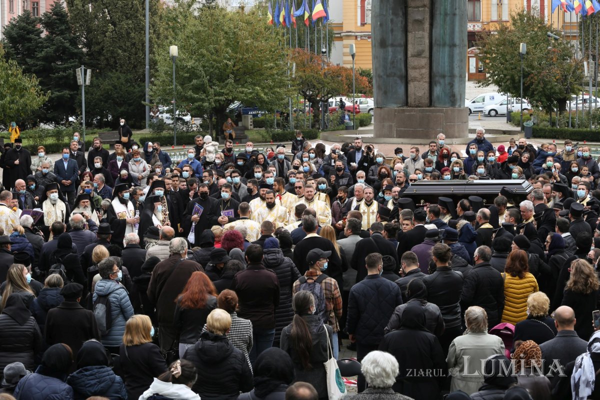 Ultimul drum pământesc al Preasfinţitului Părinte Vasile Flueraş 187819