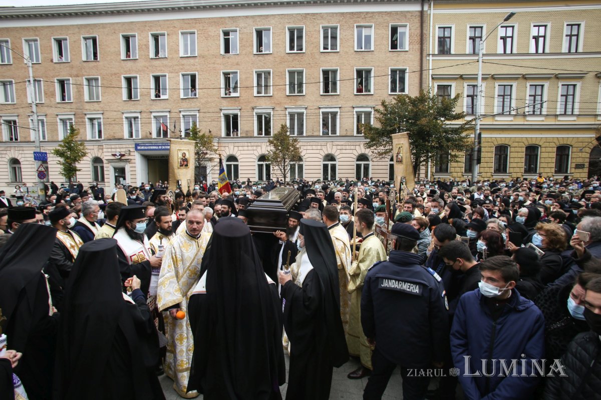 Ultimul drum pământesc al Preasfinţitului Părinte Vasile Flueraş 187821