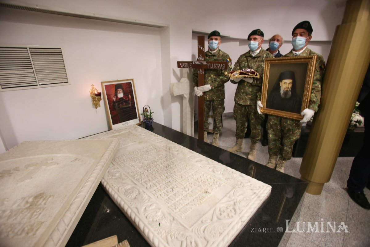 Ultimul drum pământesc al Preasfinţitului Părinte Vasile Flueraş 187822