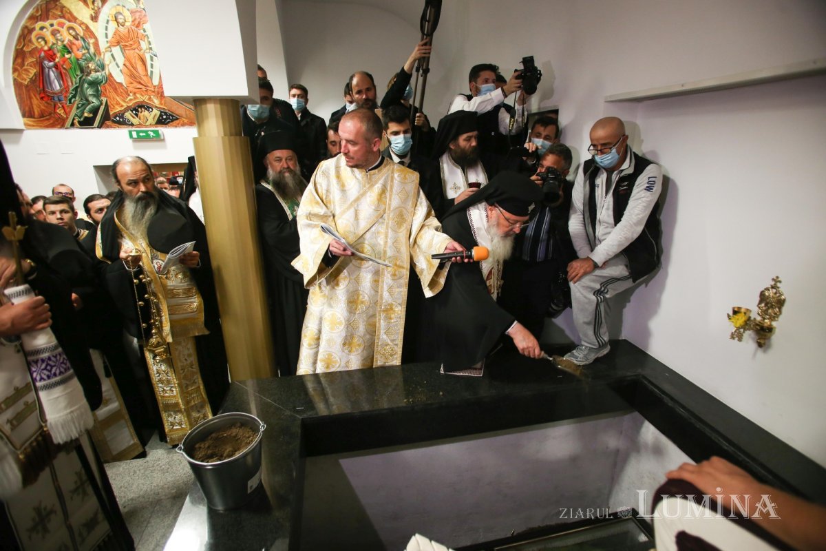 Ultimul drum pământesc al Preasfinţitului Părinte Vasile Flueraş 187824