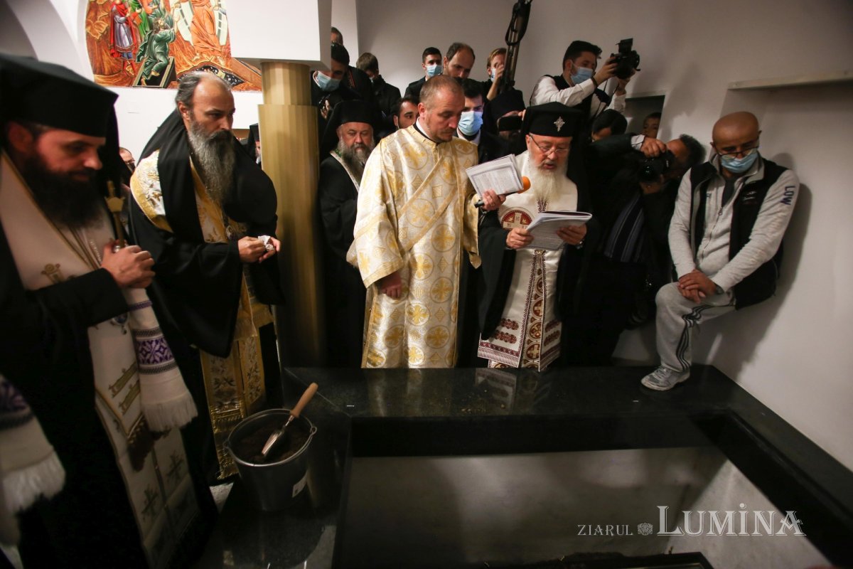 Ultimul drum pământesc al Preasfinţitului Părinte Vasile Flueraş 187825