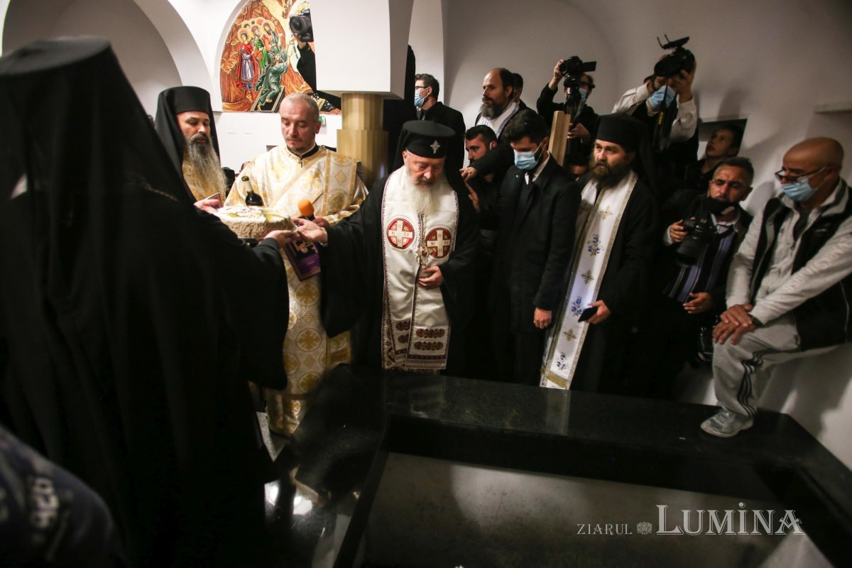 Ultimul drum pământesc al Preasfinţitului Părinte Vasile Flueraş 187826